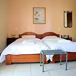 Tsertos Aparthotel Kamena Vourla